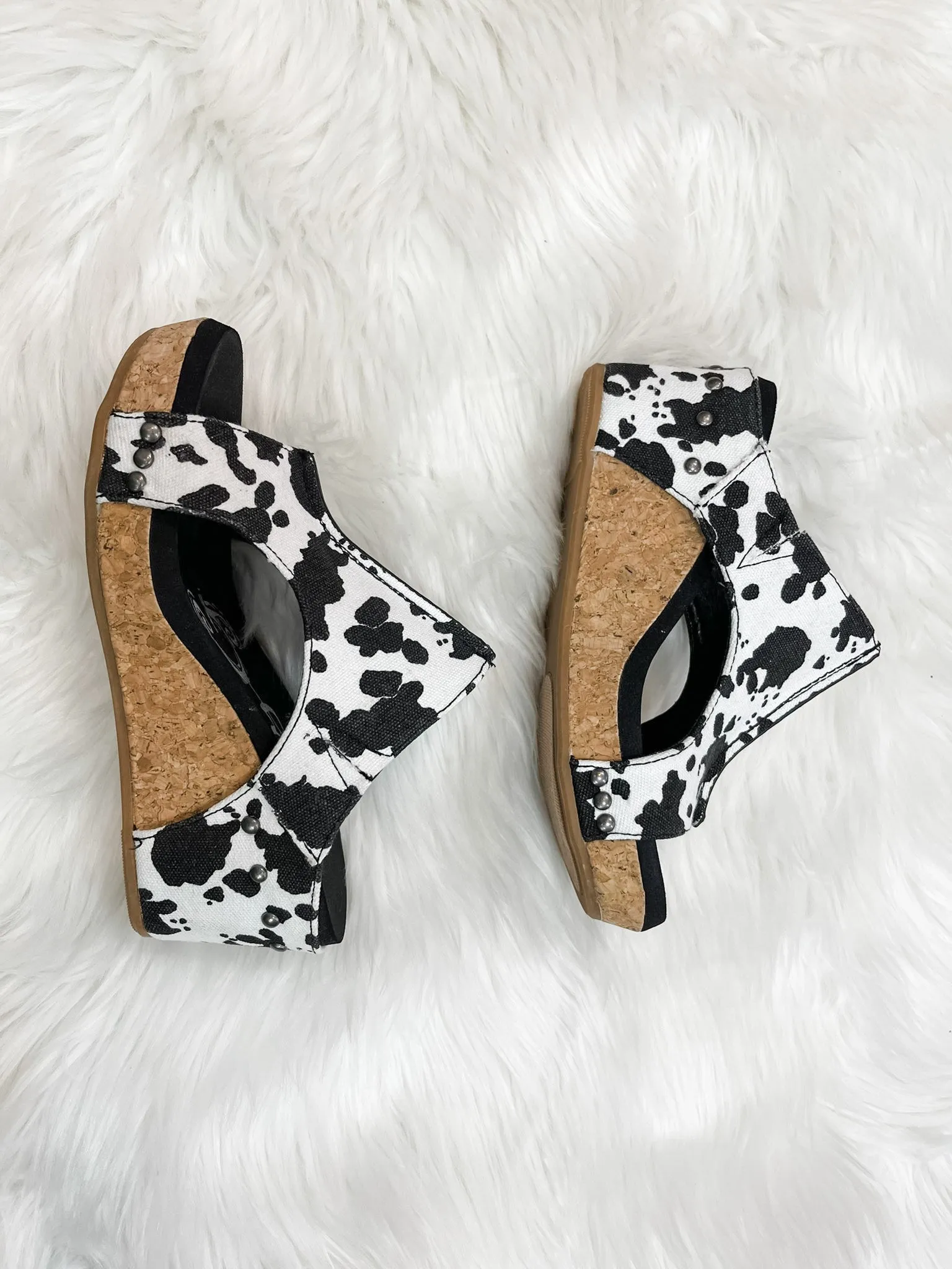 Besito Black & White Wedges