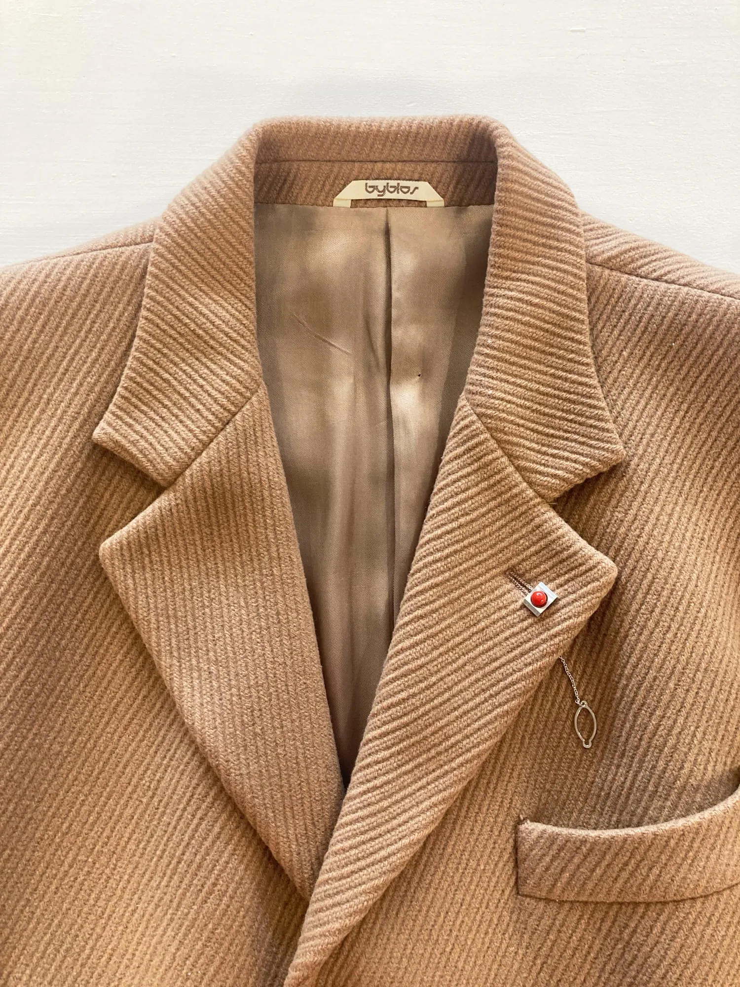 Byblos 1990s light brown wool chesterfield coat with lapel pin - size 50